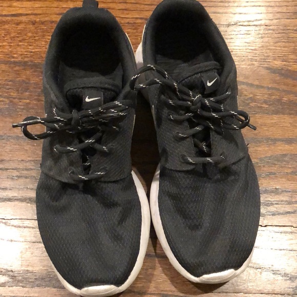 Nike black Roshe Run with silver swoosh - Picture 3 of 9